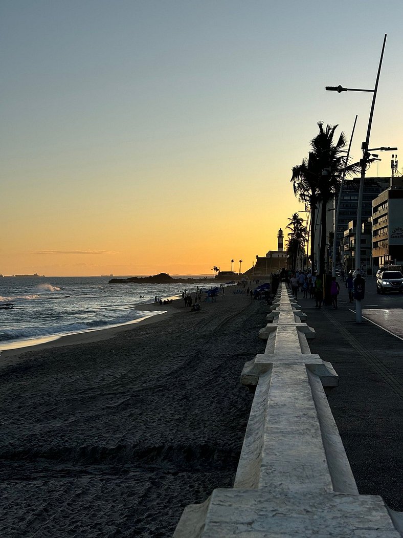 Farol da Barra em frente á praia