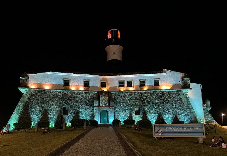 Farol da Barra em frente á praia