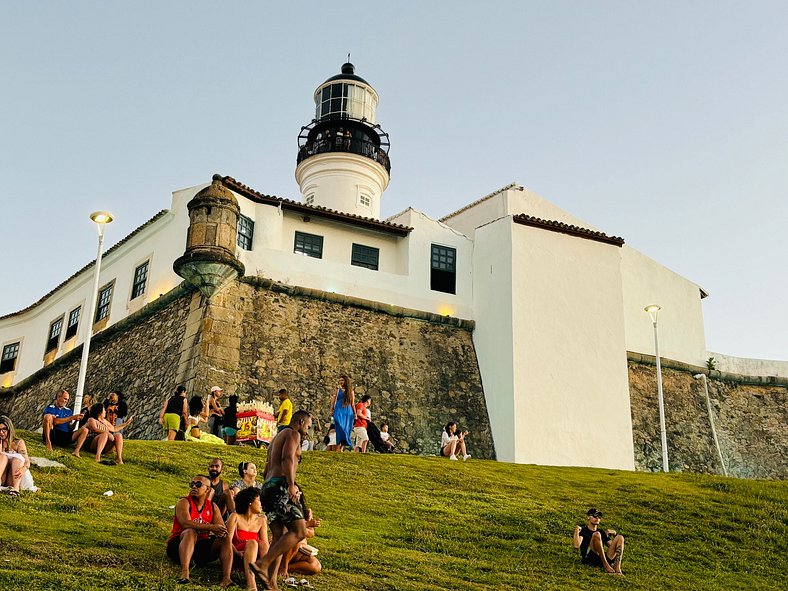 Farol da Barra em frente á praia